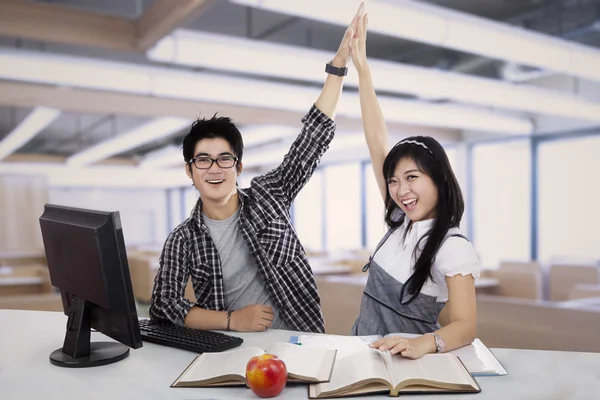 Coppia di studenti di successo — Foto Stock