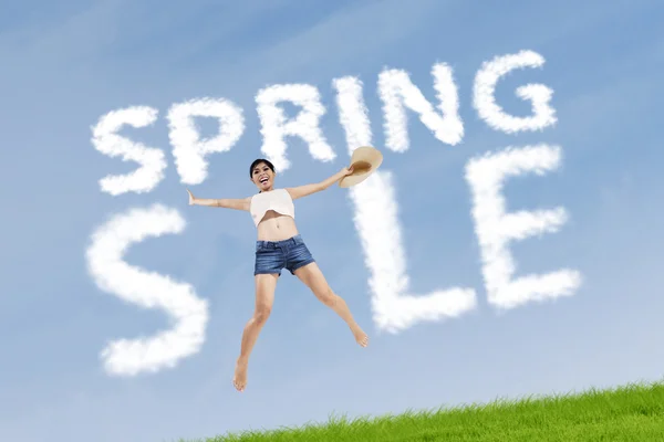 Donna con segno di vendita primavera — Foto Stock