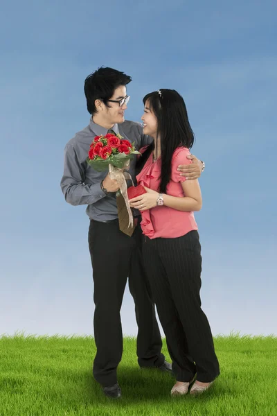 Mladý muž dává valentine dárek pro přítelkyni — Stock fotografie