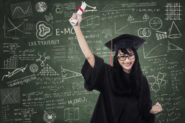 Aantrekkelijk in afstuderen jurk — Stockfoto