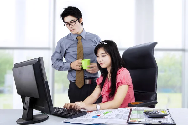 Jefe mirando a su empleado —  Fotos de Stock