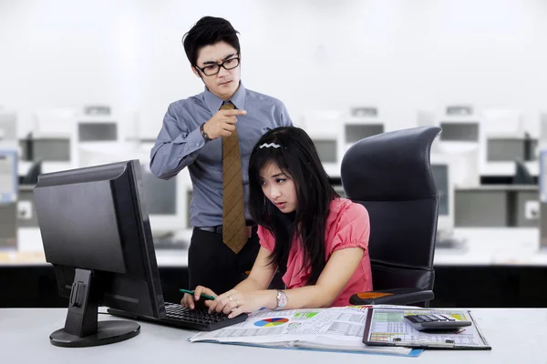 Boss shouting at employee — Stock Photo, Image