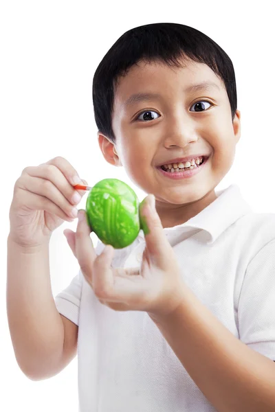 Chłopiec malowania jaj wielkanocnych — Zdjęcie stockowe
