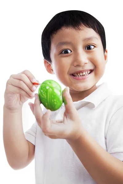 Ragazzo pittura un uovo di Pasqua — Foto Stock