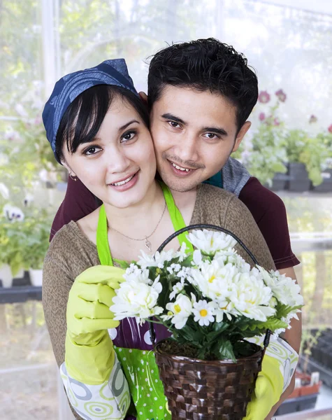 Casal segurando flores — Fotografia de Stock