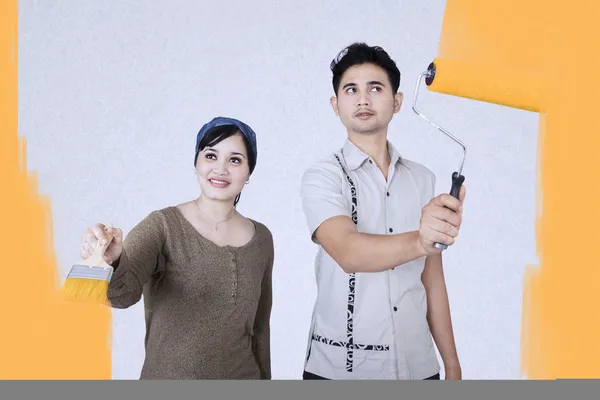 Casal pintura sua nova casa — Fotografia de Stock