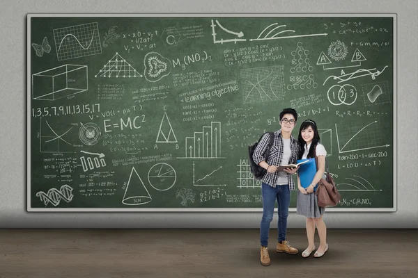 Paar Studenten im Klassenzimmer — Stockfoto