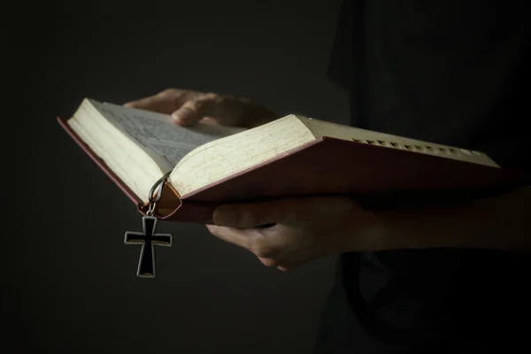 Mani che tengono la Sacra Bibbia — Foto Stock