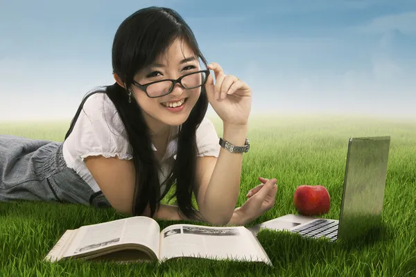 Vrouwelijke student in het park — Stockfoto