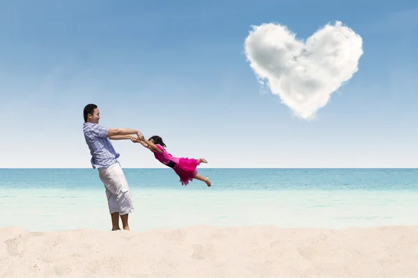 Padre e hija bajo la nube del corazón — Foto de Stock