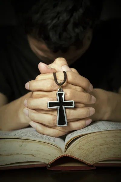 Mann betet zu Gott — Stockfoto