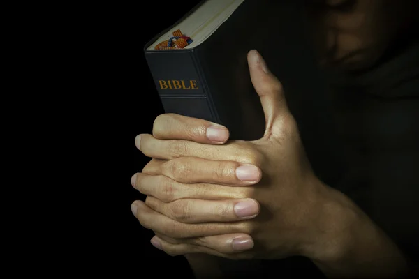 Homem segura sua bíblia — Fotografia de Stock