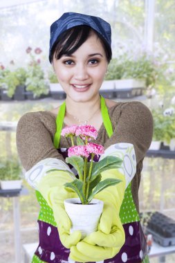 çiçekli gülümseyen kadın