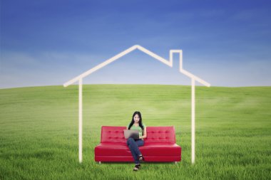 Asyalı kadın rüya evi açık içinde laptop üzerinde çalışıyor