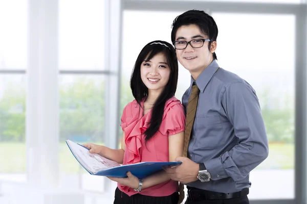 Due partner commerciali in ufficio — Foto Stock