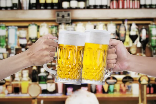 Brindisi con bicchieri di birra — Foto Stock