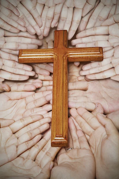 Деревянный крест в руках — стоковое фото