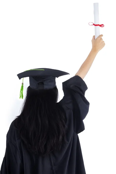 Mujer en vestido de graduación celebrando el éxito — Foto de Stock