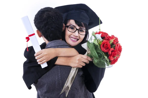 Mujer celebrando el día de la graduación con su novio —  Fotos de Stock