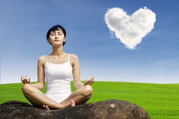 Mulher asiática meditando no campo verde — Fotografia de Stock