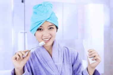 Çekici bir kadın dişlerini fırçalıyor.