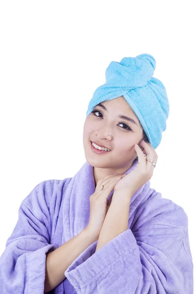 Piękna kobieta z ręcznikiem — Zdjęcie stockowe