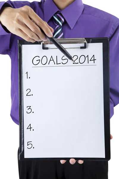 Бизнесмен показывает чистый список целей 2014 года — стоковое фото