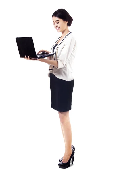 Mujer de negocios trabajando con el ordenador portátil — Foto de Stock