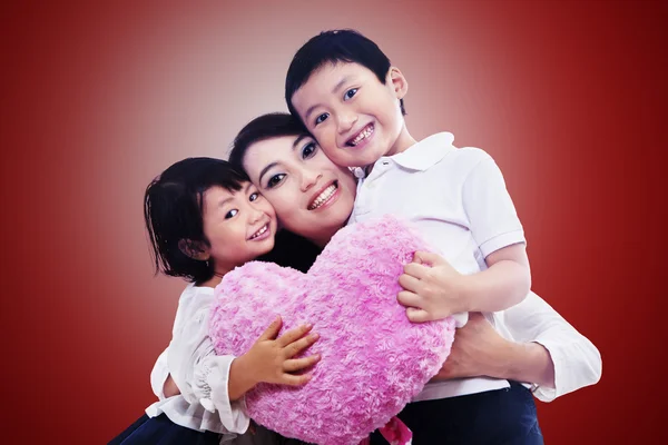 Kırmızı üzerinde birlikte mutlu aile — Stok fotoğraf