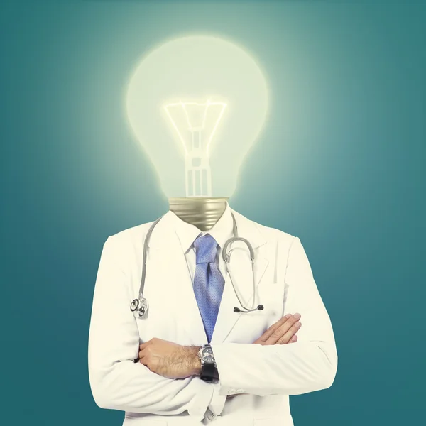 Médico masculino com cabeça de lâmpada — Fotografia de Stock