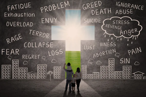 Христианская семья идет к Кресту Стоковое Фото