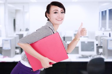 bir klasör ile gülümseyen iş kadını