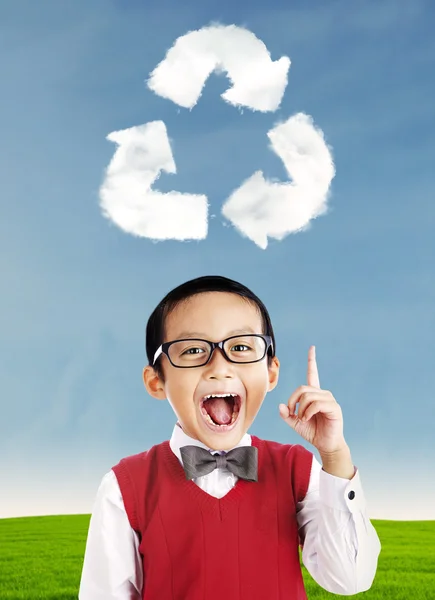 School jongen met recycle symbool — Stockfoto