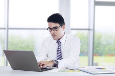 genç işadamı ofisinde çalışıyor