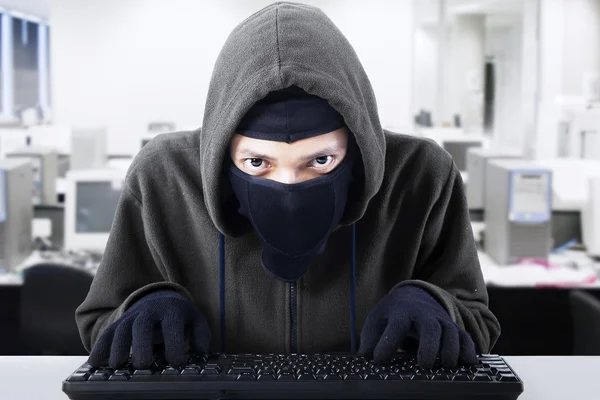 Hacker roubando informações de negócios — Fotografia de Stock