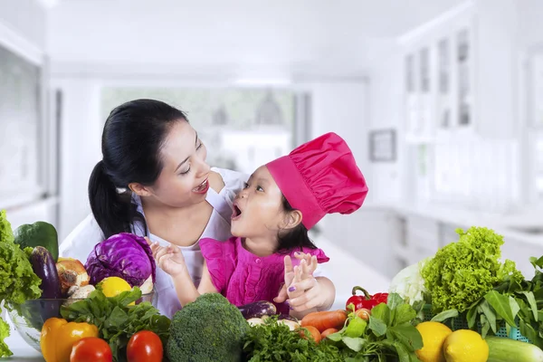 Voorbereiden om te koken en gelukkige familie — Stockfoto
