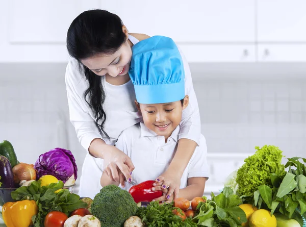 Niño cocinando con madre — Foto de Stock