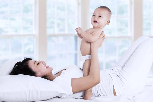 Atractiva madre riendo junto con su bebé — Foto de Stock