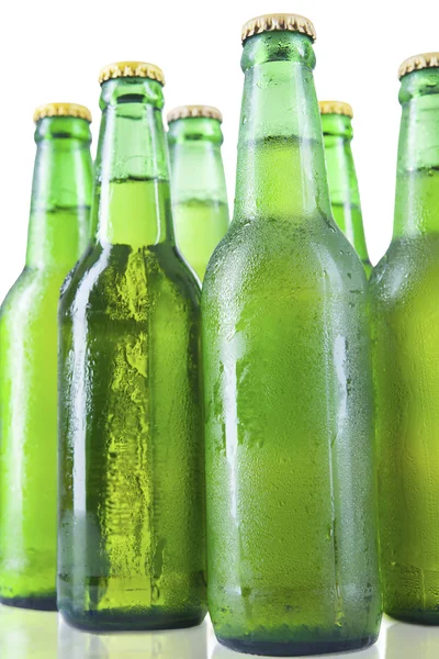 Lahve piva s kapkami, samostatný — Stock fotografie