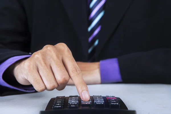 Homem de negócios usando uma calculadora — Fotografia de Stock