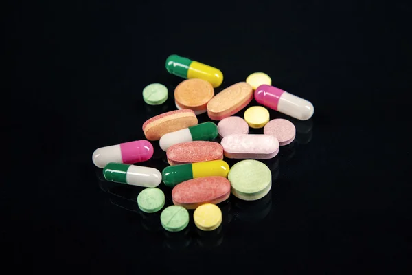Veel kleurrijke pillen — Stockfoto