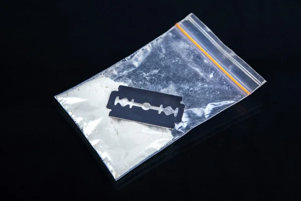 Closeup žiletka s kokainem — Stock fotografie