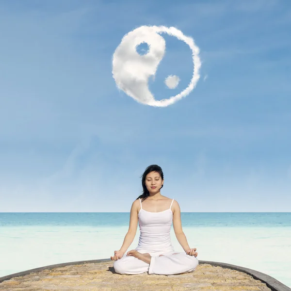 Yoga onder yin yang wolk — Stockfoto