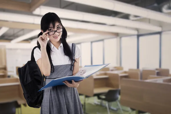 Joven estudiante de secundaria en clase — Foto de Stock