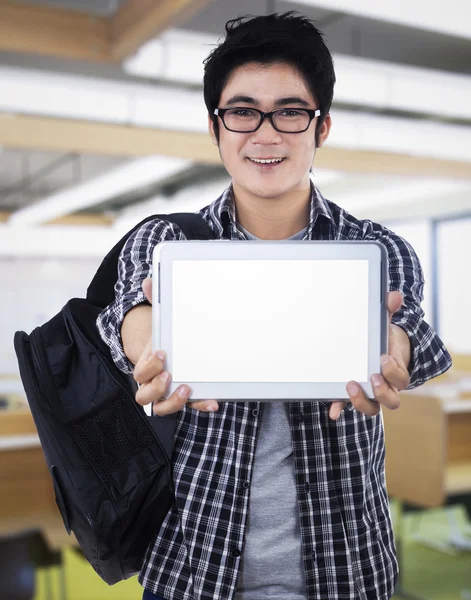 Giovane uomo mostrando tavoletta digitale — Foto Stock