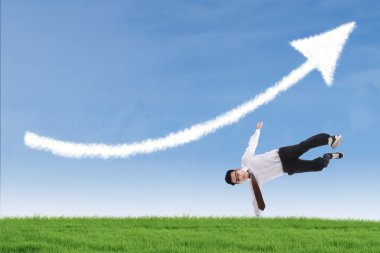 işadamı gerçekleştirmek altında başarı hareket yukarı ok bulut