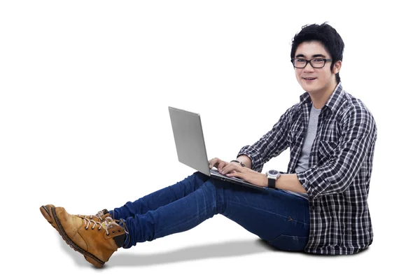 Aziatische man met laptop — Stockfoto