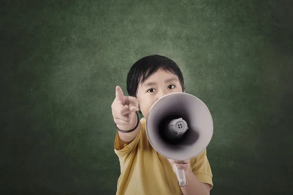 Boy and megaphone in front of blank board — Stock Photo, Image