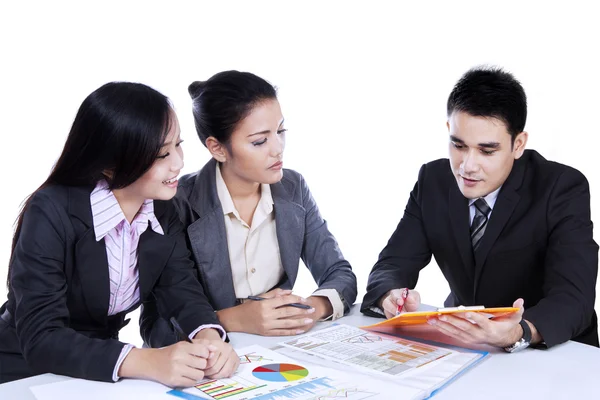 Geschäftsleute bei einem Meeting — Stockfoto