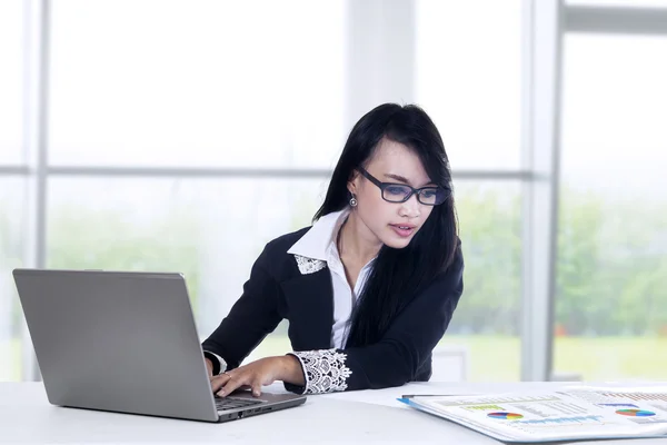 Mulher de negócios que trabalha com laptop — Fotografia de Stock